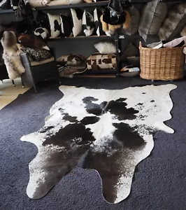 Marcas de carbón oscuro sobre una base blanca seda - una hermosa alfombra de cuero de vaca - Imagen 1 de 8