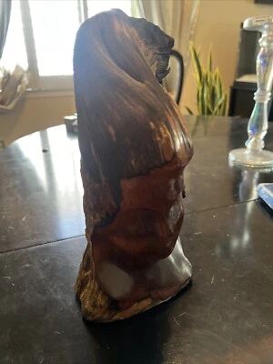 Escultura de cabeza nudo cara mujer talla espíritu madera árbol hobbit tronco casa cabaña Foto 1 de 4