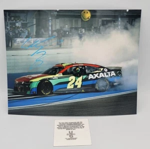 FOTO FIRMADA POR WILLIAM BYRON 8x10 NASCAR CERTIFICADO DE AUTENTICIDAD ESTRELLA #24 AXALIA - Imagen 1 de 3