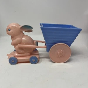 De colección Knickerbocker Plástico Duro Conejito Sobre Ruedas Tirando Vagón 2 Piezas Rosa Azul - Imagen 1 de 19