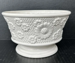 Lefton Solid White Daisy & Honeycomb Design Round Ceramic Footed Planter #H7432 - Picture 1 of 12