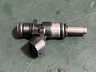 DF 30 25 hp Suzuki FUEL INJECTOR 15710-82M00 four stroke 2015-2024 tested - Image 1 of 3