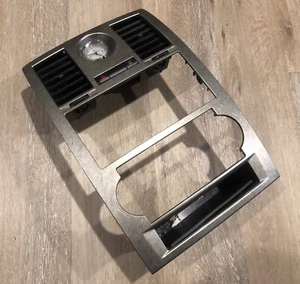 05 06 07 CHRYSLER 300 DASH RADIO CLIMATE BEZEL TRIM CLOCK VENTS SILVER OEM NICE - Foto 1 di 4