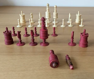 Antiguo juego de ajedrez bovino de grano de cebada blanco y rojo incompleto - Imagen 1 de 22
