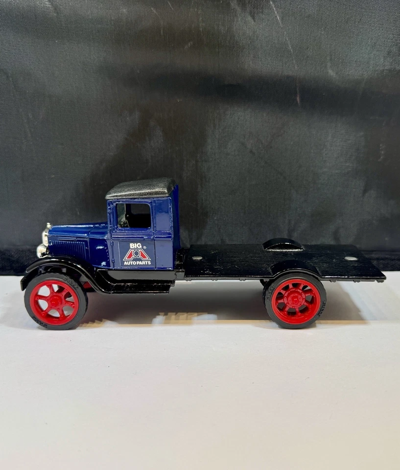 Camión Hawkeye ERTL 1931 piezas de automóviles grandes cabina azul plataforma negra hecho en EE. UU. Foto 1 de 4