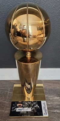 Полноразмерный чемпионский трофей Ларри О'Брайена НБА — с автографом Леброна Джеймса — сертификат подлинности JSA - Изображение 1 из 3