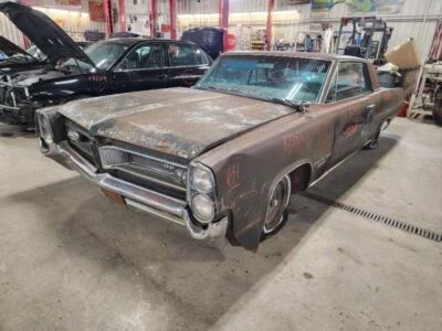 1964 GRAND PRIX ЛЕВЫЙ ЗАДНИЙ ЧЕТВЕРТЬ СТЕКЛА РЕГУЛЯТОР 2 ДВЕРИ ЖЕСТКИЙ ВЕРХ 1004408 - Изображение 1 из 4