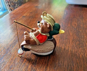 Bobina de recuerdo Hallmark 1995 de colección a lo largo adorno de pesca oso - Imagen 1 de 3