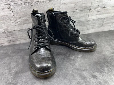Dr Martens Botas de Combate Niñas Grandes 1460 Brillo Zapatos Negro Dorado 2M Patente Botín Foto 1 de 4