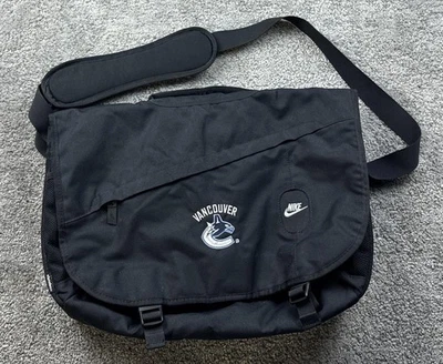 Bolso Mensajero Vancouver Canucks Negro NHL Hockey Laptop Hombro Nike Unisex Foto 1 de 4