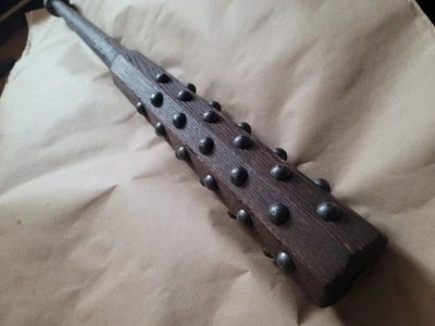 RMJ Tactical Grande 31" Tetsubo, Club de Guerra Japonés Tachonado, Nogal, Tachuelas de Hierro Foto 1 de 4