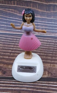 Grooverz solarbetriebenes und lichtbetriebenes Groosurf Hula tanzendes Mädchen rosa Kleid funktioniert - Bild 1 von 8