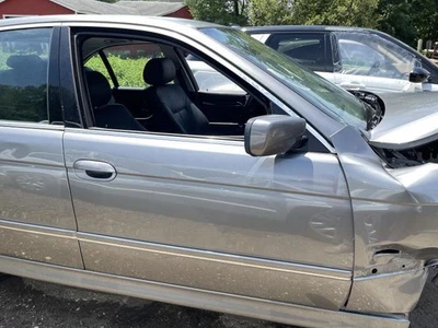 BMW 540i 1998-2003 puerta delantera derecha del lado del pasajero gris Foto 1 de 4