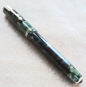 VINTAGE GREEN AGATE PARKER VACUMATIC FOUNTAIN PEN-LOOK ! - Picture 1 of 10