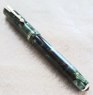 VINTAGE GREEN AGATE PARKER VACUMATIC FOUNTAIN PEN-LOOK ! - Image 1 of 4