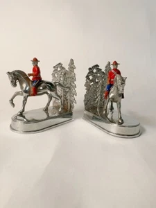 Statuine vintage Royal Canadian Mounted Police Equestrian Bookend in metallo con T - Foto 1 di 24