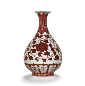 Eine unterglasierte rote Yuhuchun Vase - Bild 1 von 6