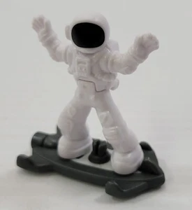 *C53) Ferrero Kinder Surprise Egg Kinder White No Gravity Spaceman Astronaut - Picture 1 of 7