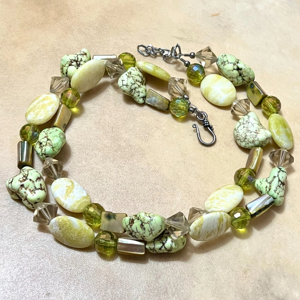 Collar verde vintage con cuentas boho - piedras preciosas gruesas y acrílico - 20" Foto 1 de 4