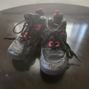 Zapatos de baloncesto negros para niños talla 13 - Imagen 1 de 4