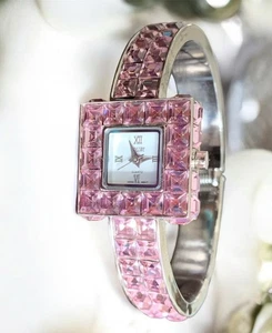 Orologio Kristine Donna Cristalli Rosa Tono Argento Gemme Su Cinturino Lunetta Nuovo Batt - Foto 1 di 13