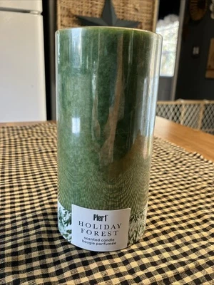 Vela pilar verde grande Pier 1 Holiday Forest perfumada en Navidad 6 pulgadas de alto Foto 1 de 4