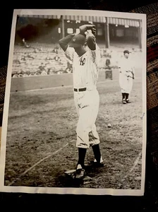 1937 LEFTY GOMEZ MLB BASEBALL TYPE 1 PHOTO WORLD SERIES NEW YORK YANKEE STADIUM - Picture 1 of 6