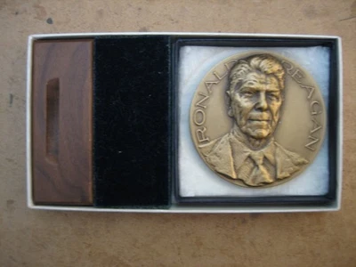 EE. UU. Fino y Raro 70 mm. (2,3/4 pulgadas) D. Medalla de mesa de bronce macizo RONALD REAGAN. - Imagen 1 de 4