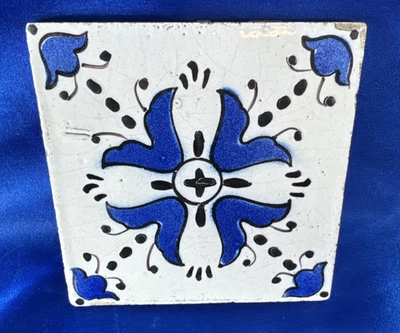 Azulejo azul Delft holandés antiguo recuperado con diseño de tulipán pintado a mano Foto 1 de 4