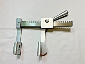 V. Mueller CH-1211 pädiatrischer Finochietto Rippenretraktor 1-1/4 Zoll x 1-3/4 Zoll Klingen - Bild 1 von 3