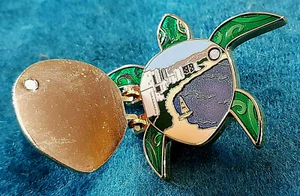 HONOLULU HAWAIIAN WAIKIKI BEACH TURTLE OPENING HINGED SHELL Hard Rock Cafe PIN - Picture 1 of 2