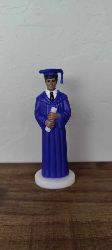 Estatuilla de graduado masculino marrón vintage / adorno de pastel / túnica azul púrpura Foto 1 de 1
