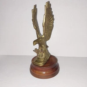 Messing Adler Statue Landung auf Holzsockel (z) - Bild 1 von 6