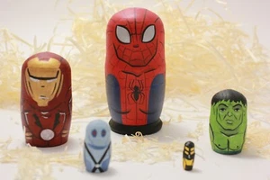 Muñeca apiladora de madera pintada a mano Heroes de 4" 5 piezas - Imagen 1 de 12