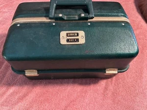 Vintage UMCO 800U Green Fishing Cantilever Tackle Box - Picture 1 of 6