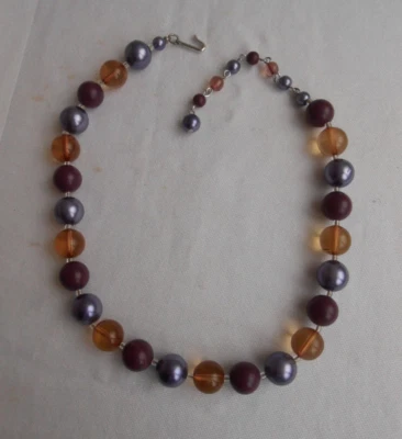 COLLANA TARGHETTA FIRMA JAPAN PERLE LUCITE COLORE VIOLA/LILLA/AMBRA - Immagine 1 di 2