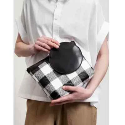 NUEVO Bolso sin asas Kara Pyramid Muñequera Cuero Guinga a Cuadros Blanco y Negro Foto 1 de 4