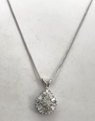 Collar de cadena colgante de diamantes 3D de oro blanco de 14K Foto 1 de 4