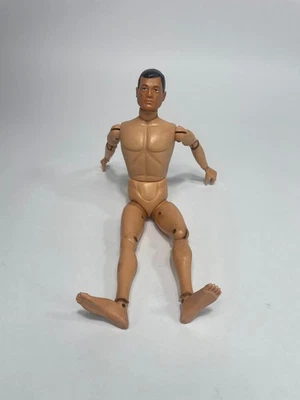 Boneco de ação vintage 1960 Hasbro GI Joe Soldier cabelo preto olhos azuis 1964 12" - Imagem 1 de 4