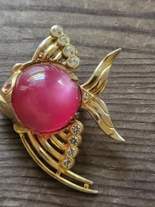 Vintage Fish Pink Jelly Belly Cabochon Gold Tone Pin Brooch - Picture 1 of 6