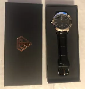 DF Quarz Edelstahl Herren Armbanduhr mit schwarzem Lederband Neu in Box - Bild 1 von 4