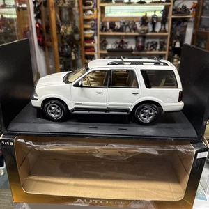 AutoArt 1999 2000 2001 Lincoln Navigator 1:18 Diecast Model SUV Off-Road - Picture 1 of 14