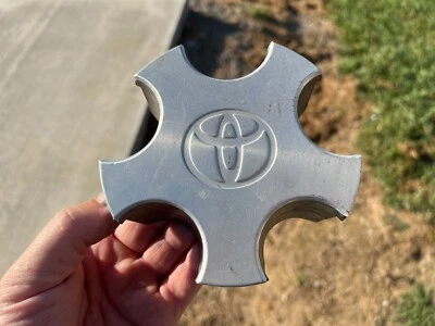 ОРИГИНАЛЬНЫЙ ЦЕНТРАЛЬНЫЙ КОЛПАК КОЛЕСА TOYOTA CAMRY AVALON С ОБРАБОТАННОЙ ОТДЕЛКОЙ 42603-AA020 1997-2001 - Изображение 1 из 2