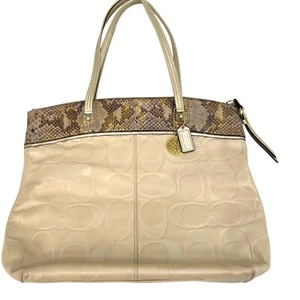 Bolso de Mano Coach de Cuero Estampado de Firma Diseño de Piel de Serpiente Crema 2 Etiquetas Colgantes - Imagen 1 de 15