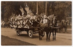 HORSE DRAWN PARADE FLOAT WAGON POSTCARD RPPC FLAG CHILDREN CA 1910 - Bild 1 von 2