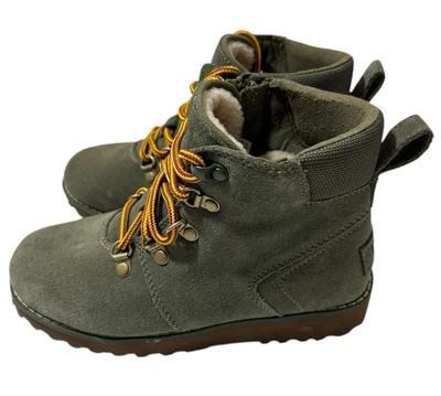 Botas UGG K Hilmar CWR para niños verde oliva 1094479K talla 1 EE. UU. NUEVAS con etiquetas nuevas con etiquetas Foto 1 de 4