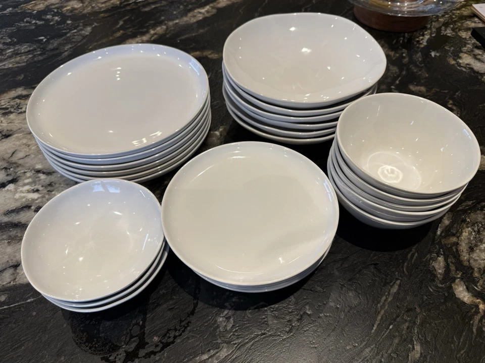 The White Company Portabello Dining Set 27 Pieces. 6 Settings Plus Serving Dish - Image 1 of 4