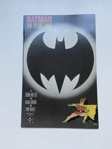 BATMAN - JAGD AUF DEN DUNKLEN RITTER BUCH 3 - DC - 1983 - KUNSTSTOFFHÜLLE - - Bild 1 von 4
