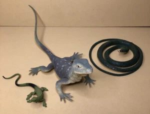 Juego de 3 juguetes de plástico animales reptiles tonos verdes 2 lagartos 1 serpiente enrollada - Imagen 1 de 3