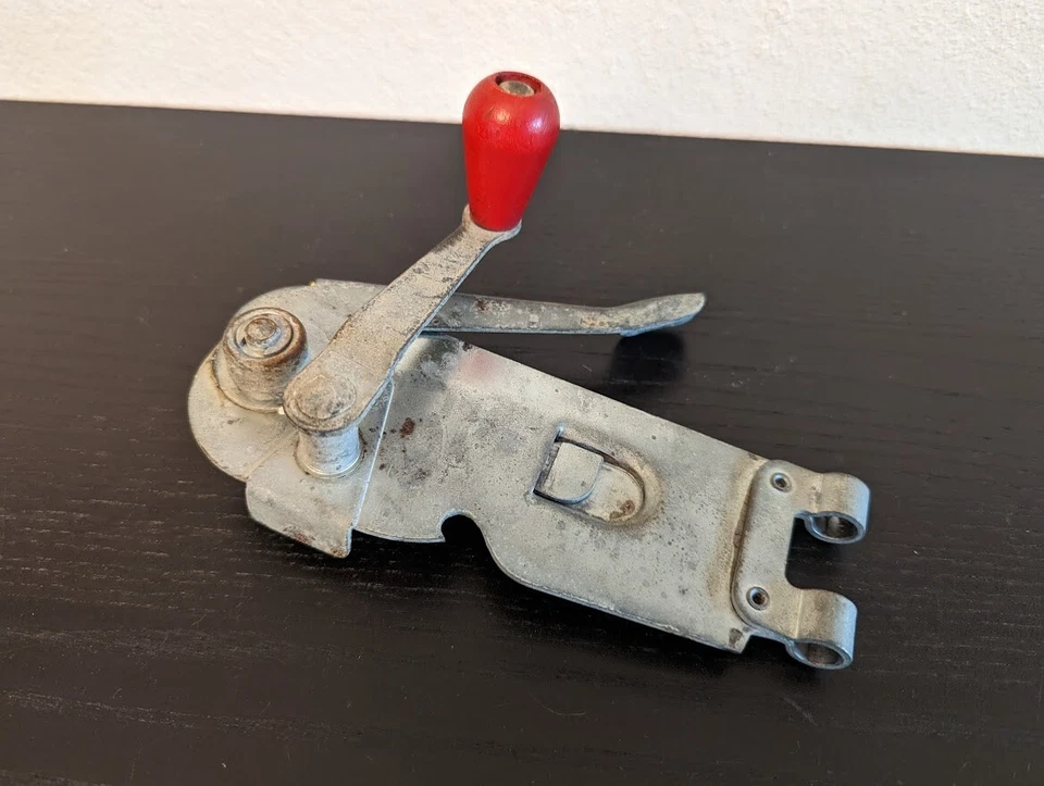 Abridor de botellas de metal estilo montaje en pared SWING-A-WAY G-9 de colección (incompleto) Foto 1 de 4